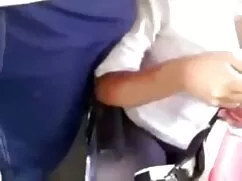 シャンパンのボトルを持つ彼のお尻に女性を ...