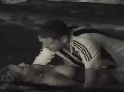 スニーカーを走っている男と女の子は、公園 ...