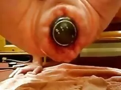 ブロンドは川のそばの大人のおもちゃで大き ...
