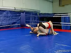 私の妻うめいた喜びながらdoggysty ...