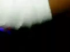 亀裂のあるバルコニーで金髪を叩いている男 ...