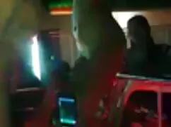 部屋のモニターのウェブカメラの前で美しい ...