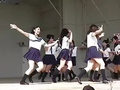 美しい女性、ブルネットは、ソファの上に吸 ...