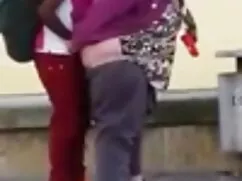 熟女のロシアのタイツで十代の男はコニャッ ...