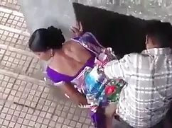 大きな黒いディックは彼女の夫の前で三つの ...