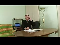 革のソファの上にアジアの兄弟二人の男、そ ...