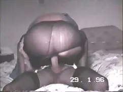 彼はクソしている間にベッドを壊すところだ ...