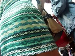 テーブルの下で猫と遊ぶ。 女性 安心 ア ...
