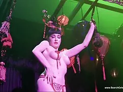 男はそれをピックアップし、ホットブロンド ...