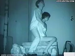 大きなお尻を持つ男に座っている脂肪の女性 ...
