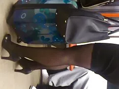 彼女は黒いバイブレーターで彼女のお尻を跳 ...