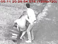 覆面ひよこ吸いの小さな男のカメラ アダル ...