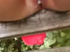 彼は彼のガールフレンド、プールの近くの穴 ...