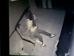 入れ墨の美しさは浴室で大きな陰茎の男を吸 ...