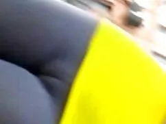 部屋の中でレズビアンのセックス。 アダル ...