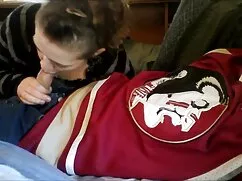 スポーティな女の子の上にレギンスを脱ぐ- ...