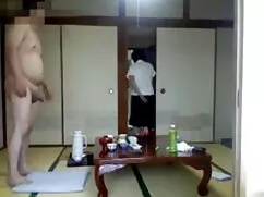 白いスニーカーで細身の女の子への刺激的な ...