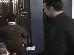 男は台所で短い髪で成熟した女性の小さな胸 ...
