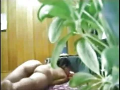 黒い服を着てアジアの女性は、ミルクのドロ ...
