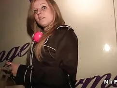 キスの後、ミス、男はバスルームにジャンプ ...