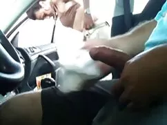 毛むくじゃらの,短い髪,ベッドの上に水平 ...