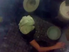 茶色の赤ちゃんのたわごと、庭でクソ h  ...