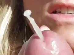 スレンダーな女の子がプールで偽造者を待っ ...