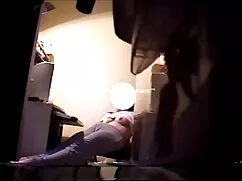 スリップアップの上にスキニーママ赤いマニ ...