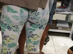大きな胸ブラジルは、ソファの上に白い男を ...