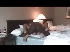 変態は二つの黒い男と遊ぶために雄鶏を提供 ...