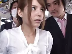 の女の子に青いセータードレス柄のベッド  ...