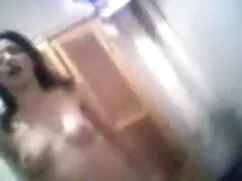 カメラのウェブカメラに属する女の子の前に ...
