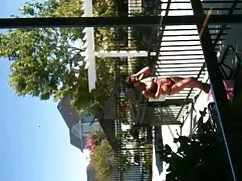 レズビアンの長い脚のタイツ性の白いソファ ...