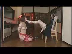 観客の前で脱衣している女の子。 アダルト ...
