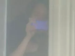 あなたは男の前で友人をいじっています。  ...