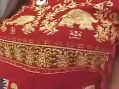 女の子たちは、打撃の仕事のために車を洗う ...