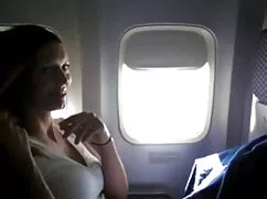 アジアの女性は横になり、カニに立ち上がり ...