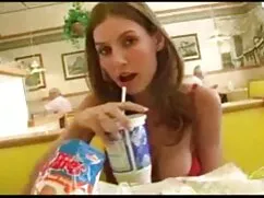 キャスティングの大きな窓に近い女の子を持 ...