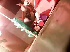 妻に送りかわいい笑いながら夫に触れ母乳  ...